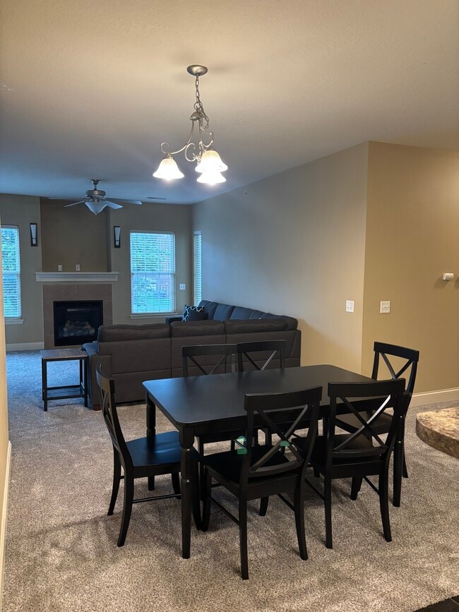 Building Photo - 613 Grandview Ct