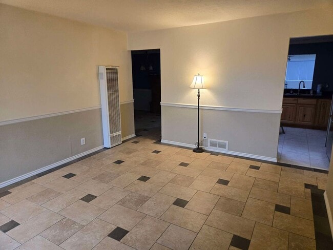 Building Photo - Spacious Home in NE Heights