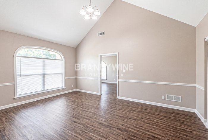 Building Photo - 657 McKenzie Cir