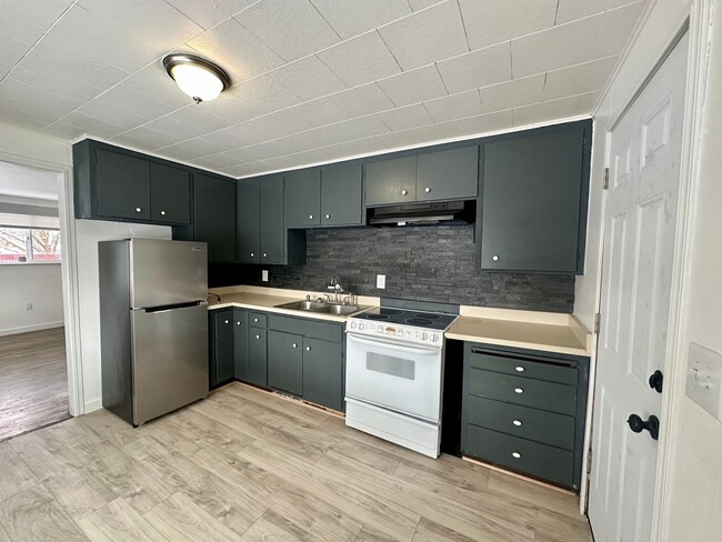 Building Photo - Charming 2 bedroom 1 bath home next to the bike trail Less than 3 miles from Sky Lakes and Oregon...