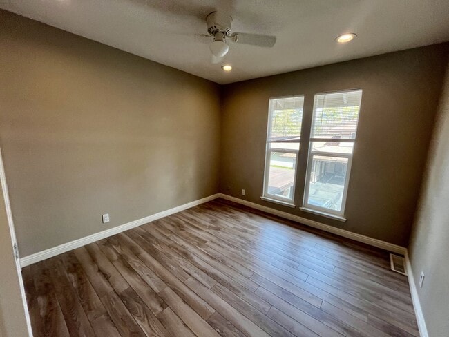 Building Photo - 5472 Roundtree Pl