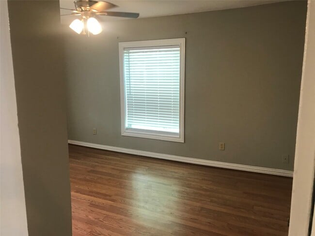 Building Photo - 215 E 25th St