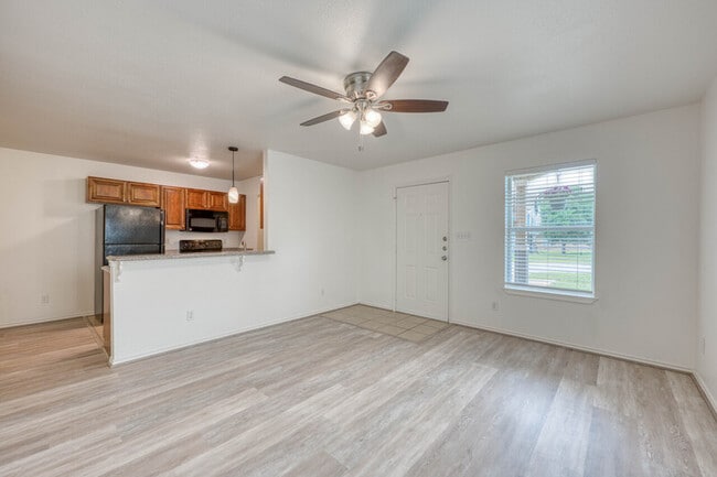 Building Photo - 1511 N Claremont Cir