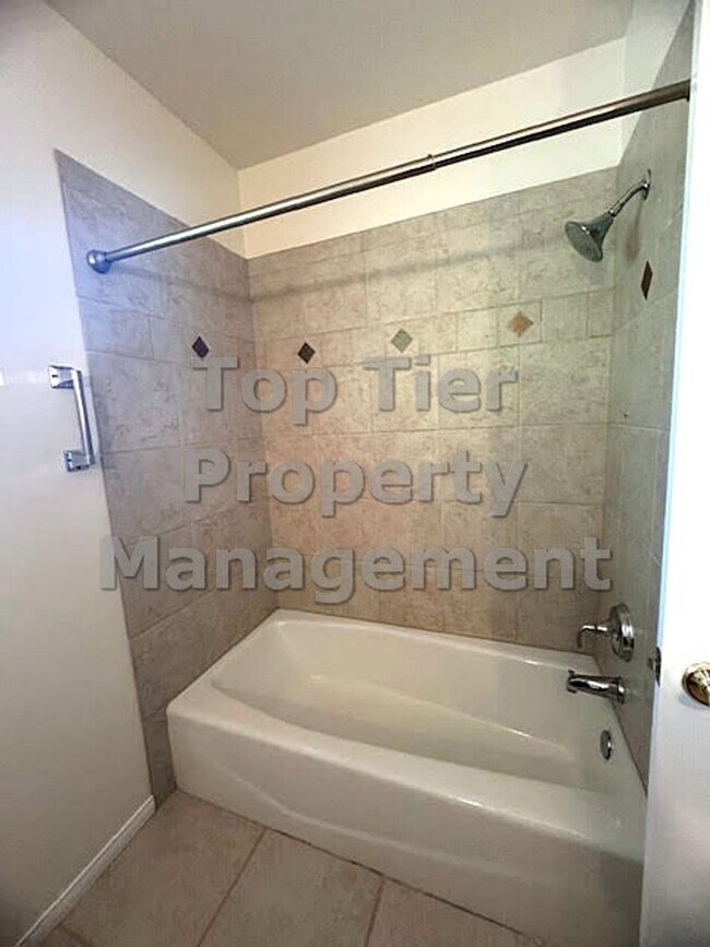 Building Photo - 3 Bed/ 2 Bath Spacious Family Home with Su...