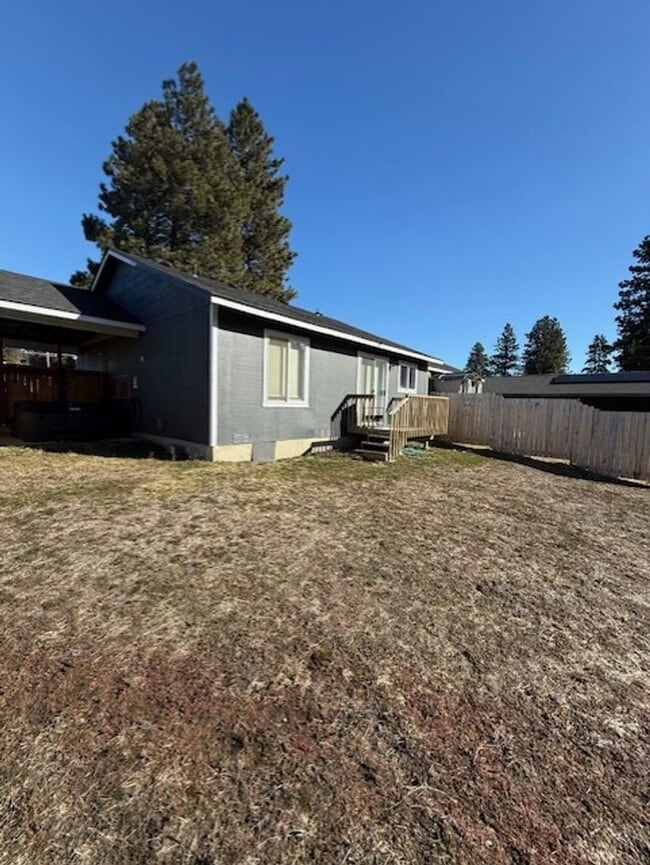 Building Photo - Great duplex on quiet street