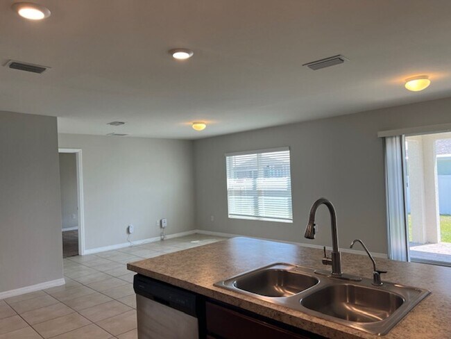 Building Photo - ***INQUIRE ABOUT SPECIAL*** AVAILABLE NOW- 4 Bedroom -2 Bathrooms NE Cape Coral- Gator Circle Area