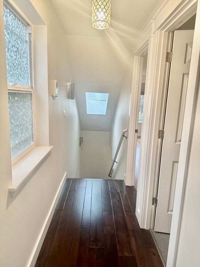 Building Photo - Spacious 2-Bed Townhouse in Seattle’s Greenwood / Phinney Area