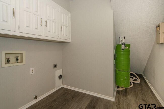 Building Photo - 5811 Hollytree Dr