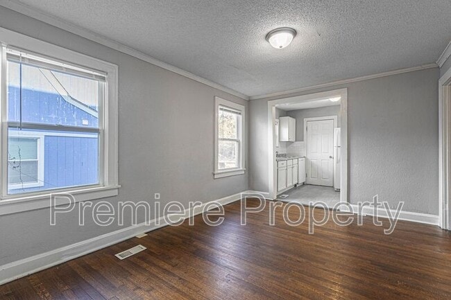 Building Photo - 5421 The Paseo