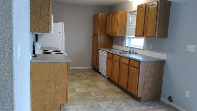 Building Photo - Nice 2 Story Townhome with Attached Garage...