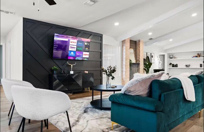 Building Photo - Stunning Home with Spacious Layout & Modern Upgrades