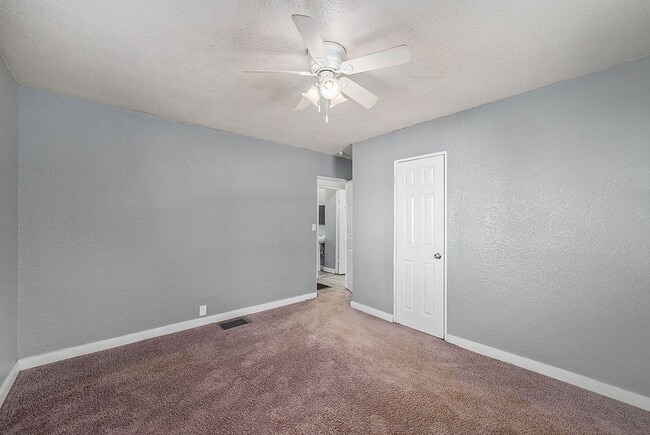 Building Photo - Charming 2-Story Home on Corner Lot in Ray...