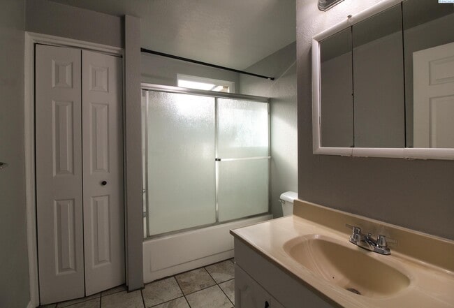 Building Photo - 3 Bed/1 Bath House in East Kennewick