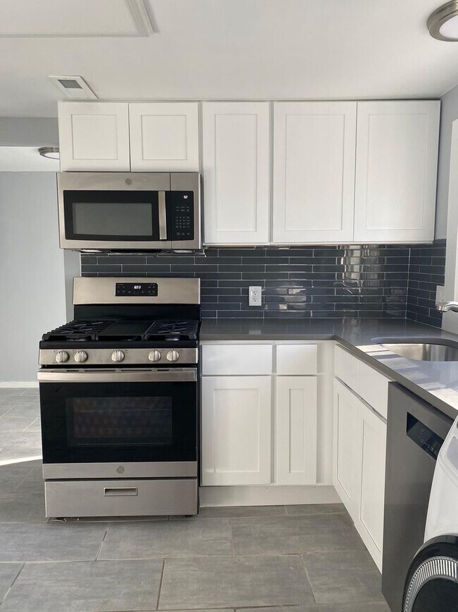 Building Photo - 378 Orchard St