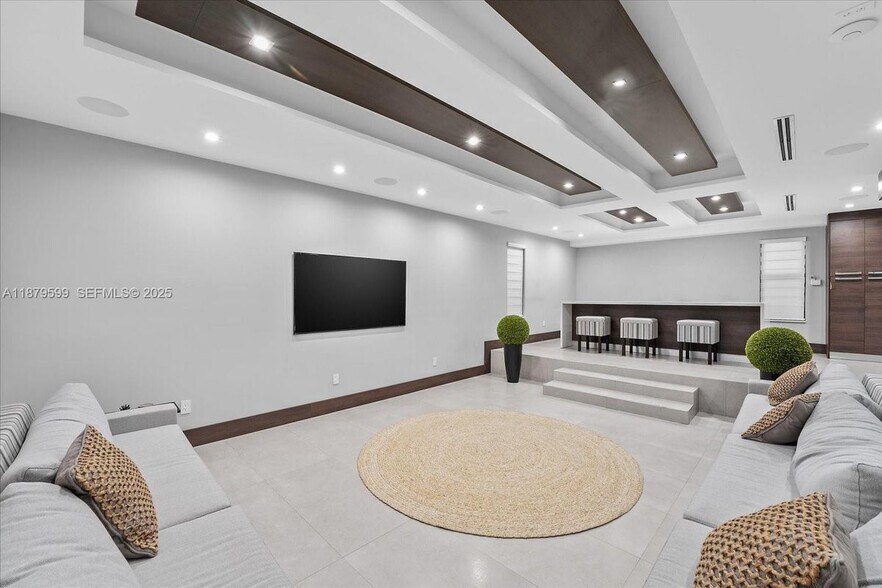 Building Photo - 280 NE 156th St