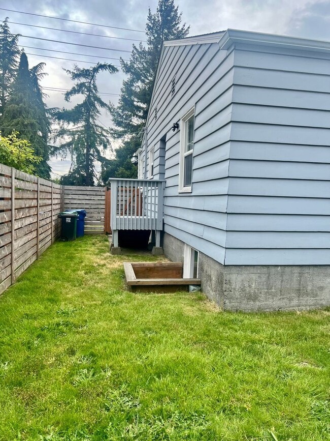 Building Photo - 3 Bedroom 2 Bathroom in Greenlake!