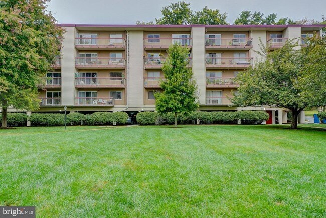 Building Photo - 7400 Lakeview Dr