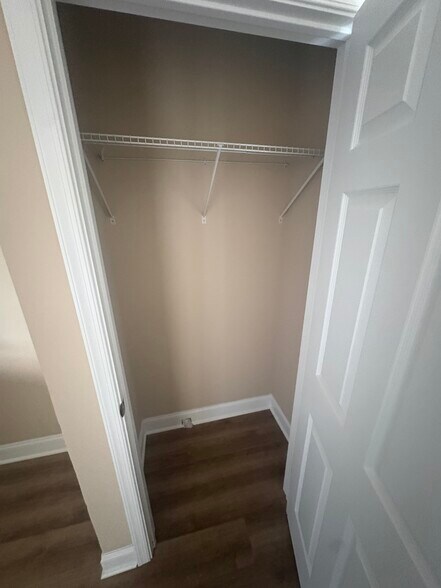 Building Photo - 302 Hendrickson Ln