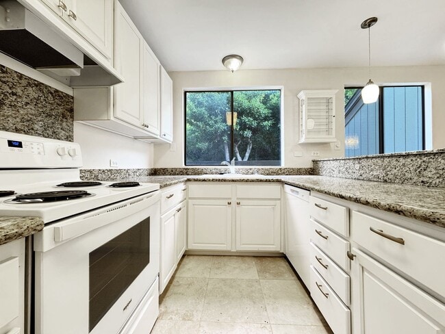 Primary Photo - Pet Friendly Hawaii Kai Townhouse with A/C