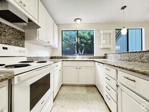 Building Photo - Pet Friendly Hawaii Kai Townhouse with A/C
