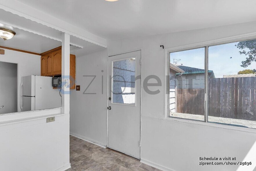 Building Photo - Unit