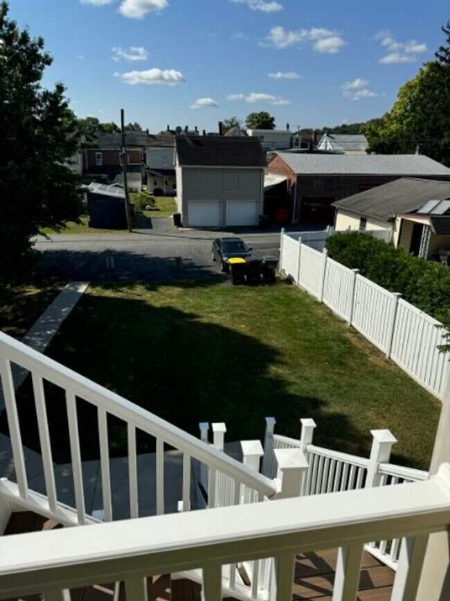 Building Photo - 412 E 4th St