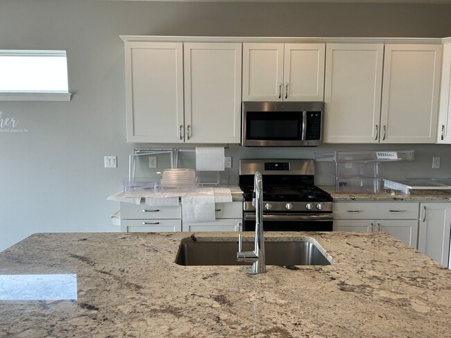 Building Photo - Available in August - Spacious 4 Bedroom, 3 Bathroom Home in the Linn-Mar School District