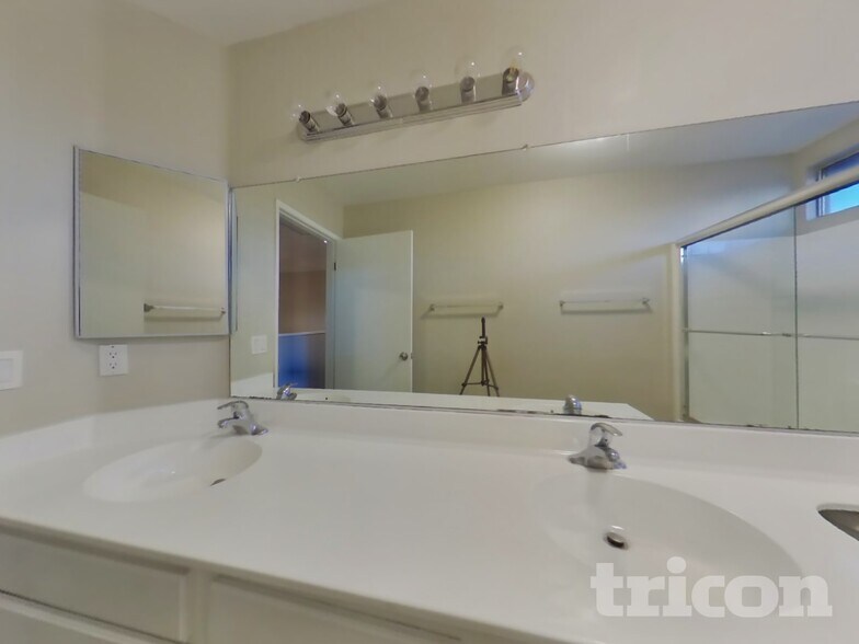 Building Photo - 863 Pike Dr