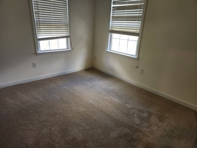 Building Photo - Chesterfield 4 bedroom 3 Full Bath Home-Be...