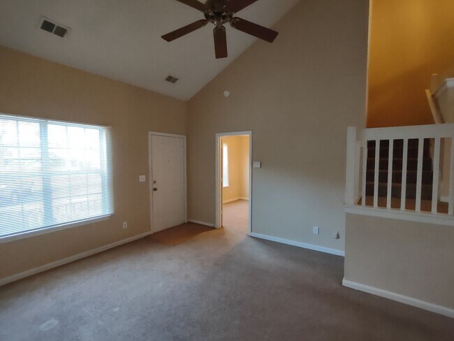 Building Photo - Move in Ready, End Unit Townhome located in Rossmore !