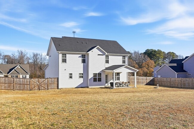 Building Photo - GORGEOUS 4 bedroom Single Family Home - Conveniently located to Fort Bragg