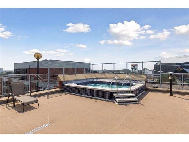 Building Photo - 215 10th Ave S