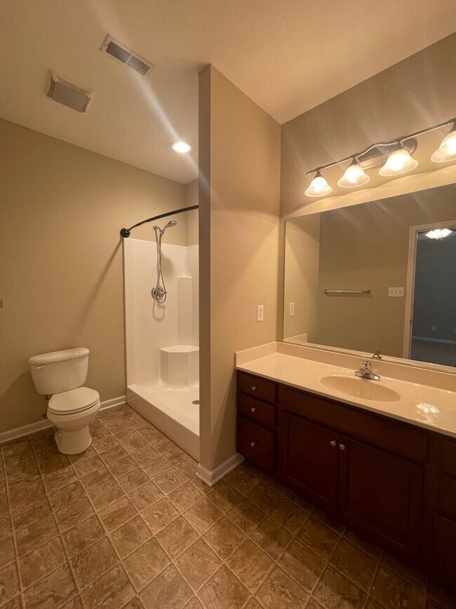 Building Photo - Charming Ranch-Style Townhouse!