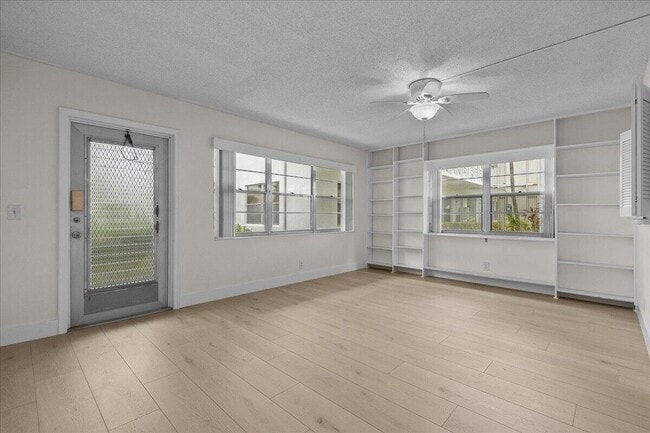 Building Photo - 142 Kent St