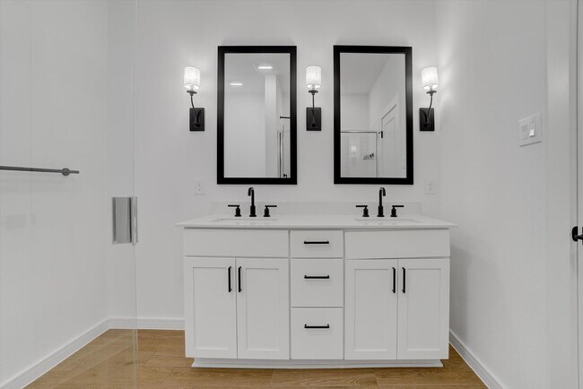 Building Photo - 8438 Bay Rdg Cir