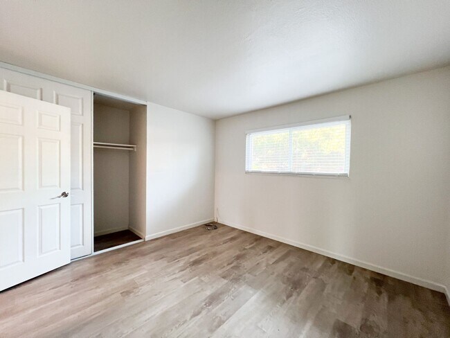 Building Photo - Upgraded 2 Bedroom Condo!!