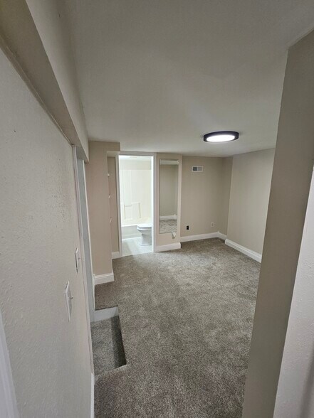 Building Photo - 27 E Ave