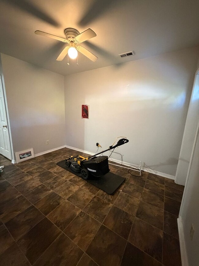 Building Photo - 3 Bed/3.5 Bath House with huge basement!