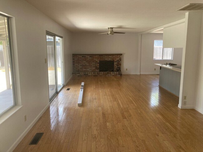 Building Photo - 1229 Eastridge Dr