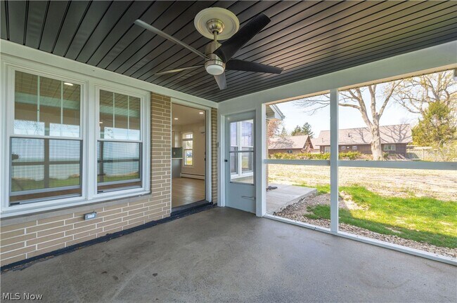 Building Photo - 3842 Edgewater Dr