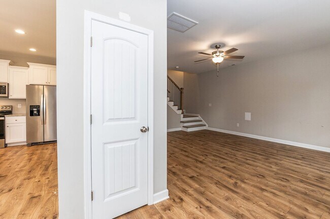 Building Photo - Three Bedroom Home!