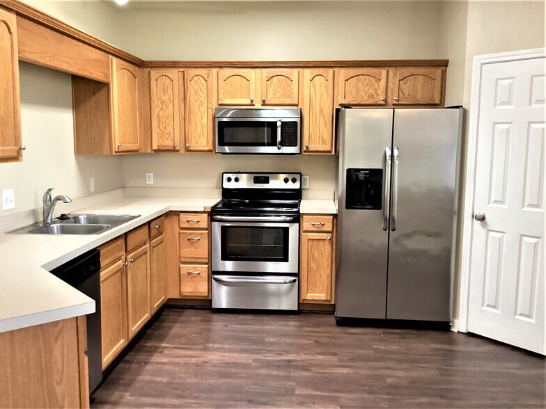 Building Photo - 305 Antigua Dr