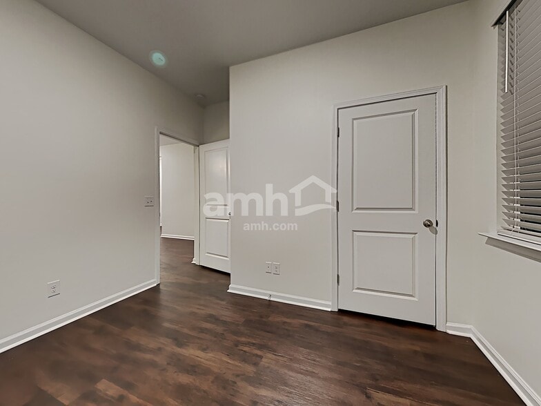 Building Photo - 275 Hogan Dr