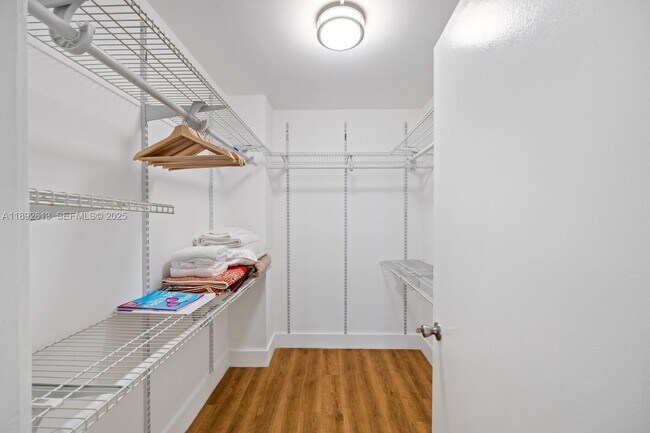 Building Photo - 1440 Brickell Bay Dr