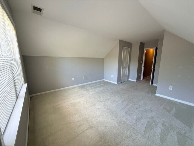 Building Photo - Spacious 4 Bed 2.5 Bath In Lexington!