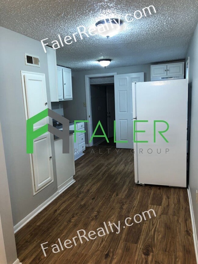 Building Photo - Huge Yard and Charming Home!