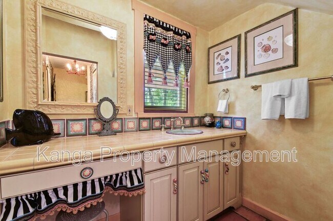 Building Photo - 194 Almeria Rd