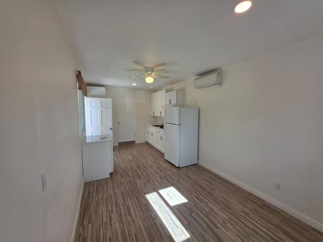 Building Photo - 524 W Greenwood Ave