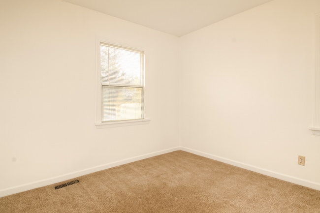 Building Photo - Comfort and Convenience in NE Bend. Pet-Friendly, 2-Bedroom Gem!