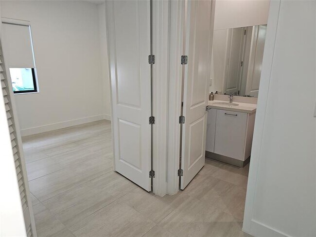 Building Photo - 10396 SW 57th Ct